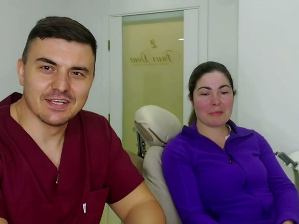 A venit nesigură. Acum zâmbește cu o naturalețe care atrage toate privirile.